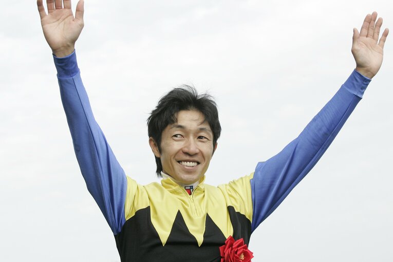 ディープインパクトとともに日本ダービーを制した際の武豊　©Tomohiko Hayashi