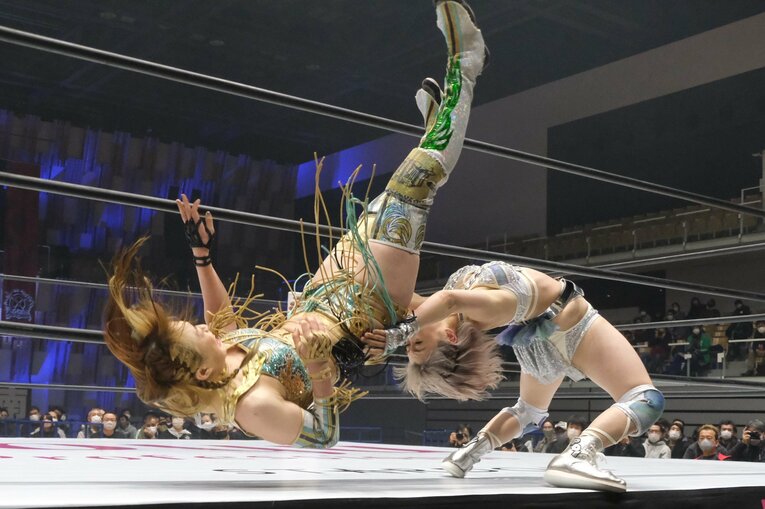 エプロンでのジャーマン・スープレックス