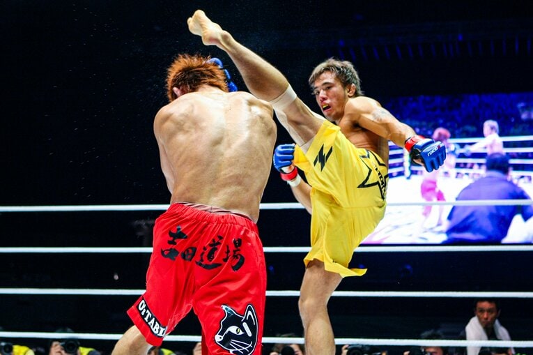 小見川にハイキックを放つ金原　©Susumu Nagao