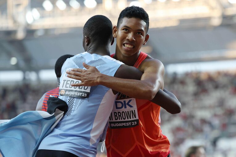 銀メダルのテボゴと健闘を称え合うサニブラウン  ©︎JIJI PRESS