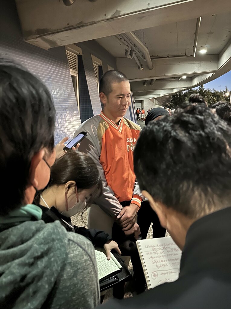 2年前の森陽樹…囲み取材に応える　©Yuji Yanagawa