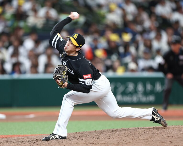 トレードされる直前、ソフトバンク時代の尾形　©JIJI PRESS
