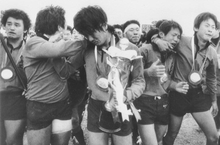 全国初制覇に涙する『スクール・ウォーズ』のモデルになった伏見工業。ドラマ制作陣にとってもラグビーはうってつけの素材だったようだ ／ photograph by Kyodo News