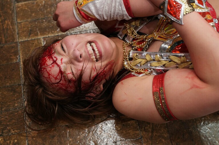 流血したSareeeは床に倒れこみ苦悶の表情を浮かべる　©Essei Hara