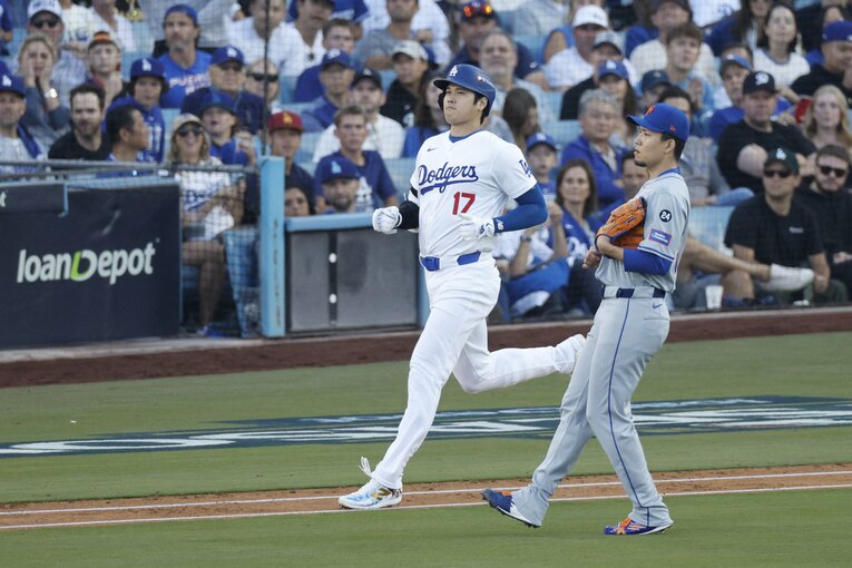 ドジャースとのリーグ優勝決定シリーズ第1戦に先発した千賀滉大。大谷翔平は打ち取ったものの、2回途中3失点でKOされた　©Getty Images