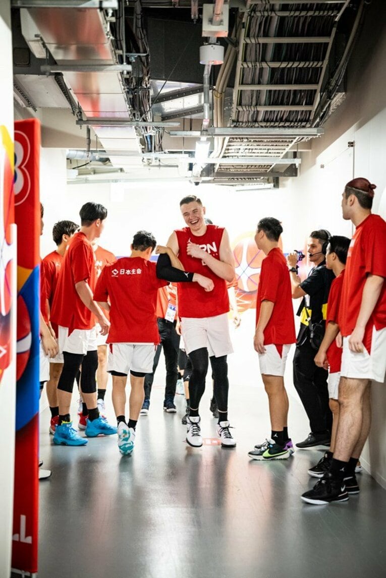 仲間に愛されるホーキンソン　©FIBA