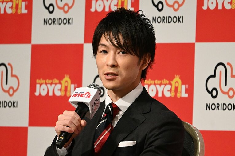 記者会見にのぞんだ内村。東京五輪代表選考会を兼ねる全日本体操個人総合選手権を前に所属先が決まり、その表情は柔らかかった ／ photograph by Yumiko Yanai