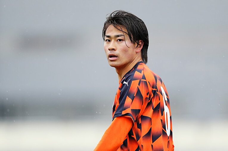 川崎フロンターレへの2022年シーズン加入を発表した法政大MF松井蓮之。フィジカルと豊富な運動量が武器のボランチだ ／ photograph by Naoki Nishimura/AFLO 