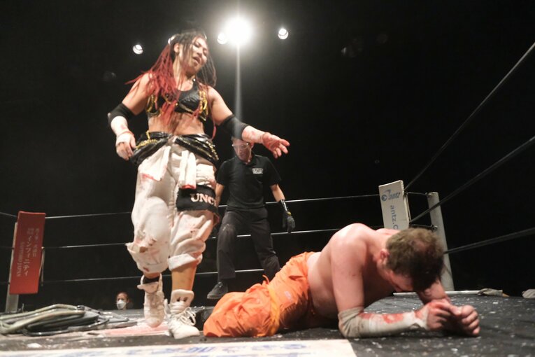 元パティシエが蛍光灯で殴り合い…“デスマッチアマゾネス”山下りなの媚びない魅力「犯罪以外なら何してもいい」 米国で男子相手に王座獲得(58)