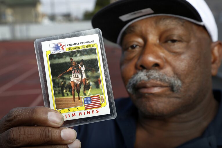 自身のメキシコ五輪でのゴール写真を使ったトレーディングカードを手にするハインズ氏（写真は2016年）　©Getty Images