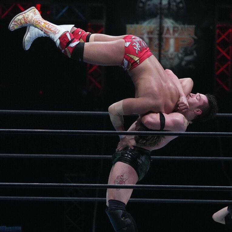 ハーフクラッチのスープレックスを放つカラム・ニューマン　©Essei Hara