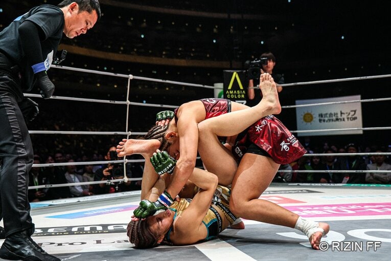 追撃を試みるRENA　©RIZIN FF