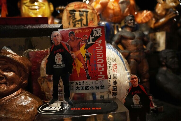 村田善則マスターのアクリルスタンド　©Essei Hara