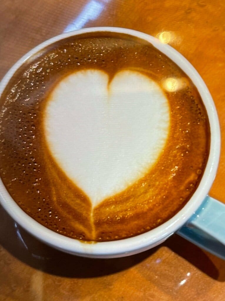 田之上さんが見せてくれた“練習中の”ラテアート ©NumberWeb