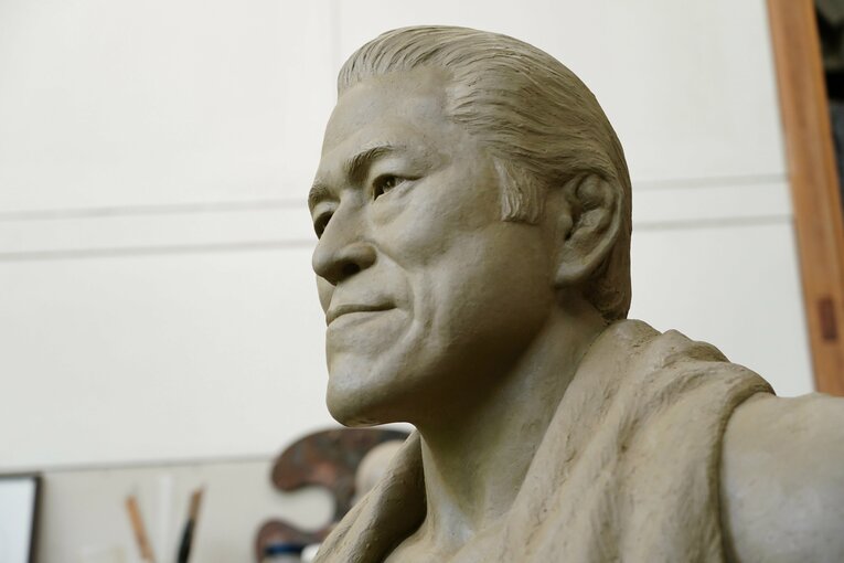 完成した粘土の猪木像の原型