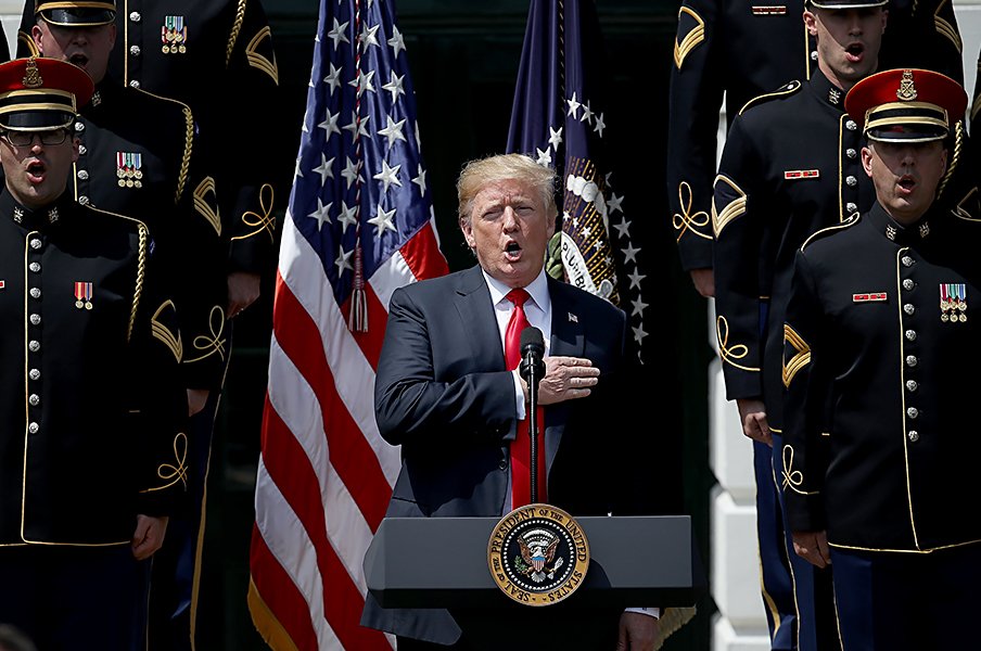 トランプ大統領の意に沿わない選手達。NFLで国歌演奏中の片膝は不敬なのか!?<Number Web> photograph by Getty Images