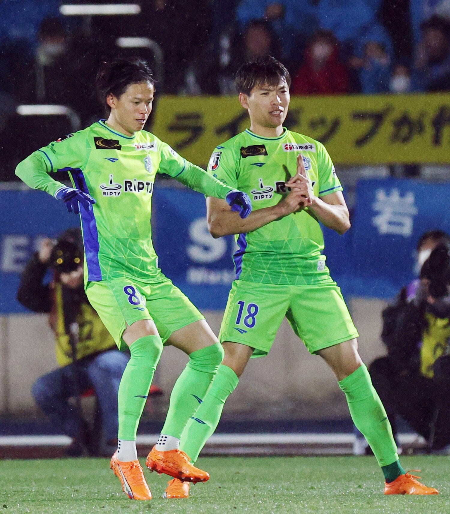 お得意の忍者ポーズを披露する町野。16節終了時点で8ゴール、得点ランク3位タイにつけている ©︎JIJI PRESS