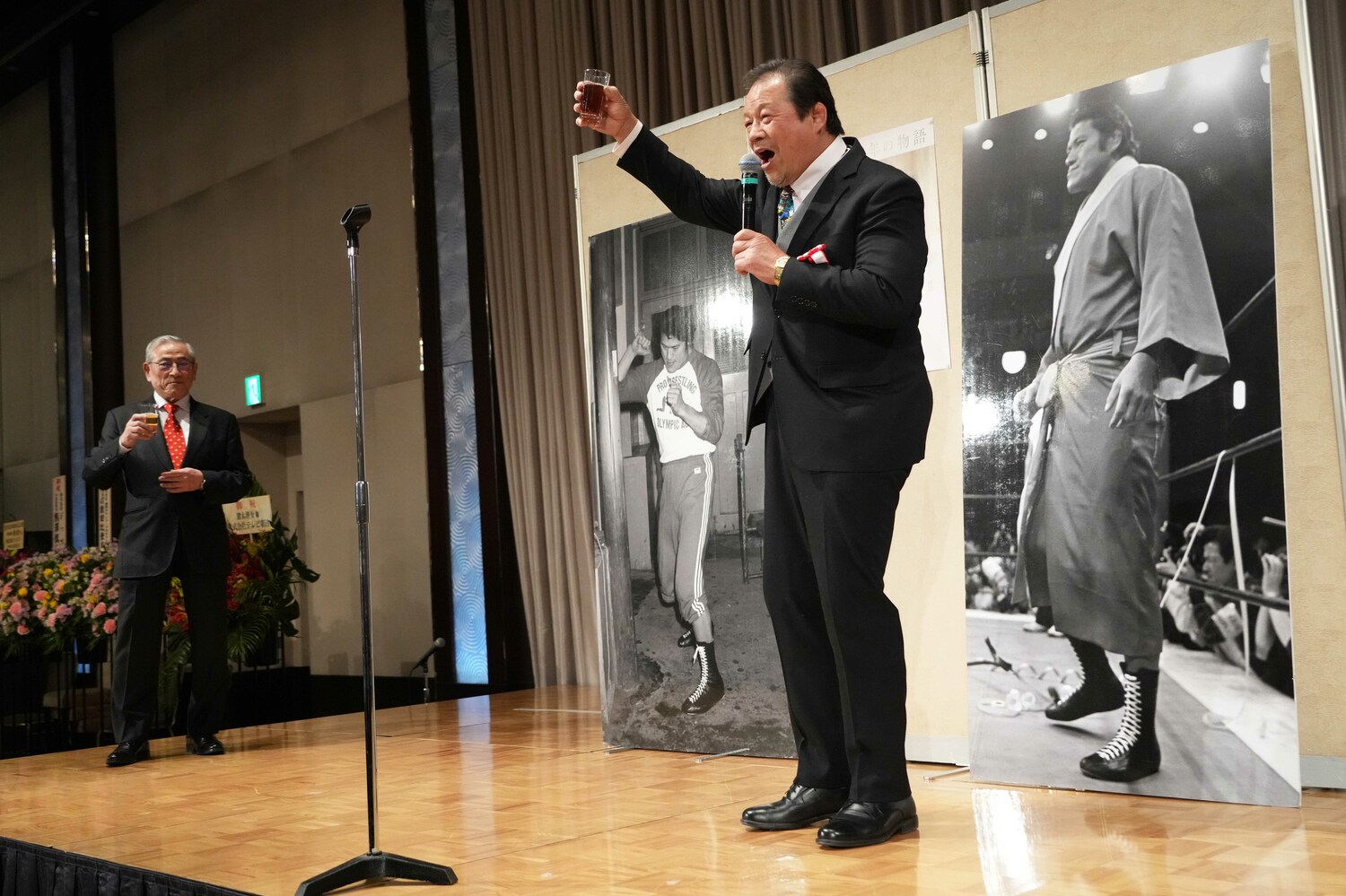 藤波辰爾が乾杯の音頭をとった　©Essei Hara