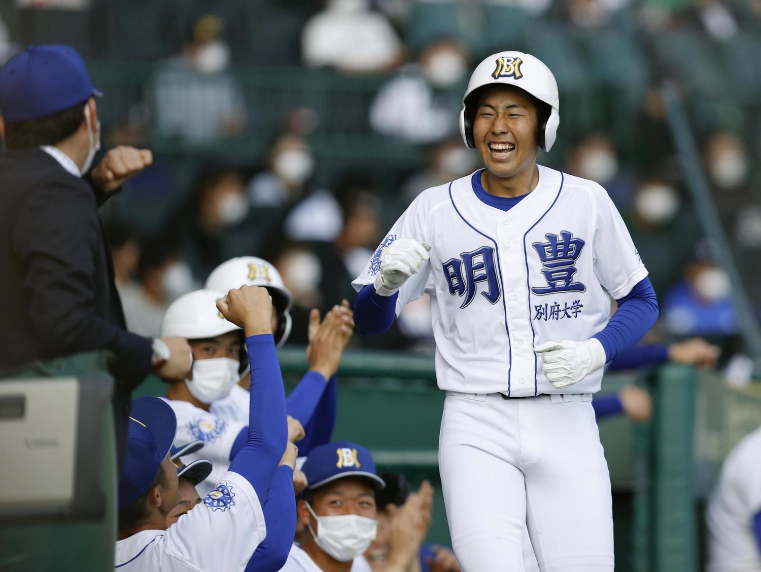 先制本塁打を放ち、ベンチ前で笑顔を見せる明豊・米田©Kyodo News