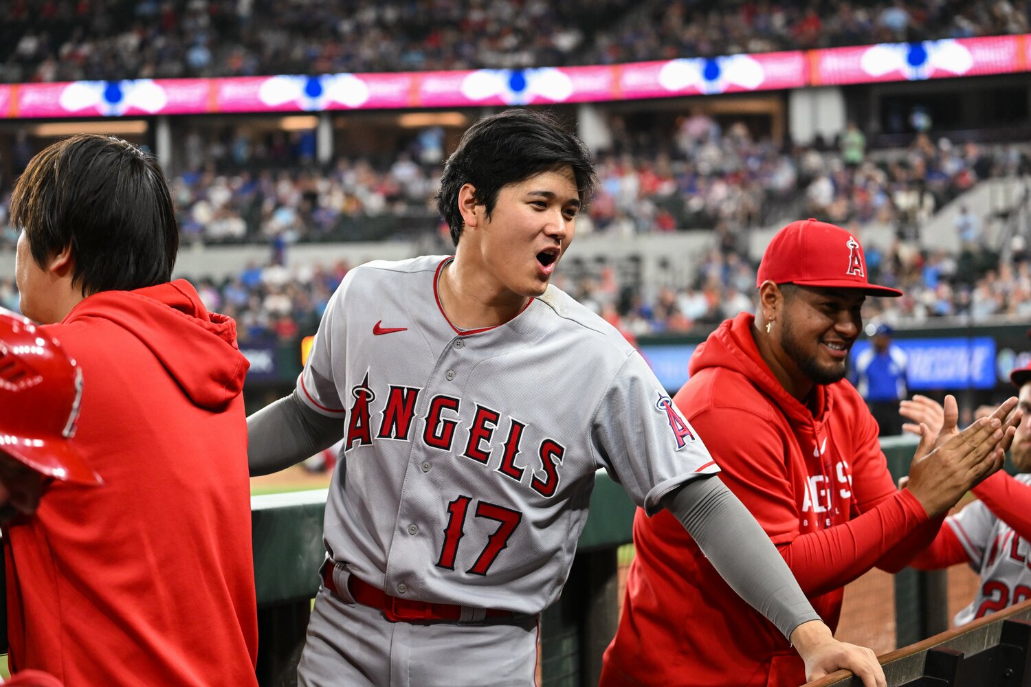 ベンチでチームメイトと会話する大谷翔平　©Nanae Suzuki