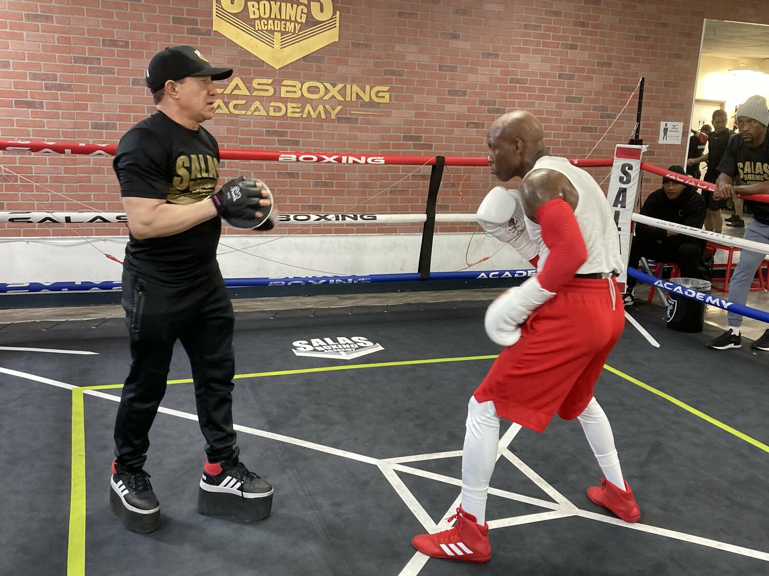 ジムでウガスを指導するサラス ©Soichi Hayashi Sr.