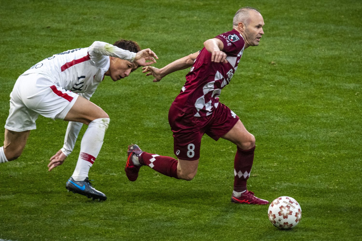 ヴィッセル神戸のイニエスタは常に「相手が次に何をするか」わかっているようなプレーぶりだ©Takuya Sugiyama