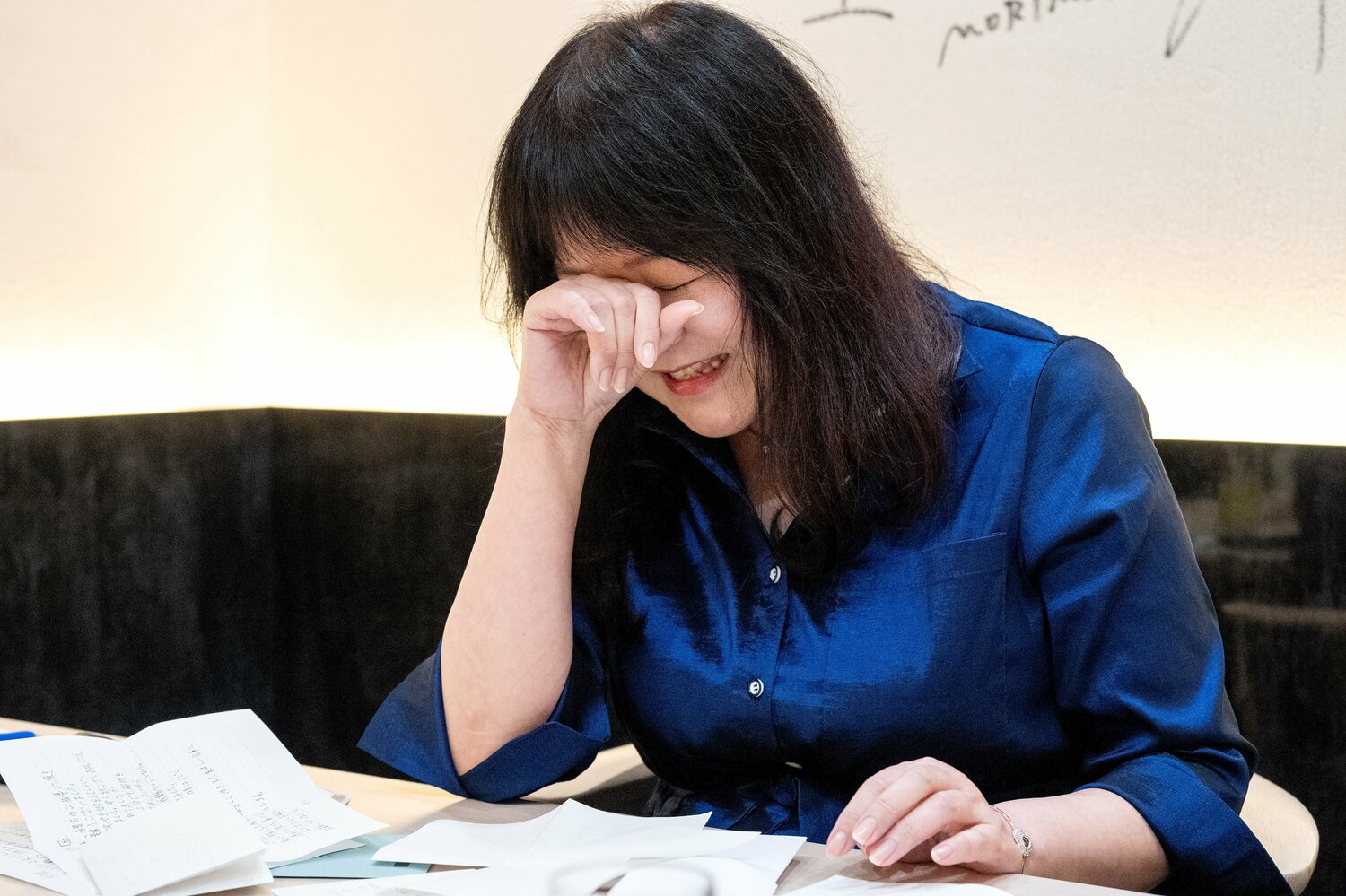 弟子たちからの手紙を読み涙を流す常盤山部屋おかみ、ルミコさん ©Takashi Shimizu