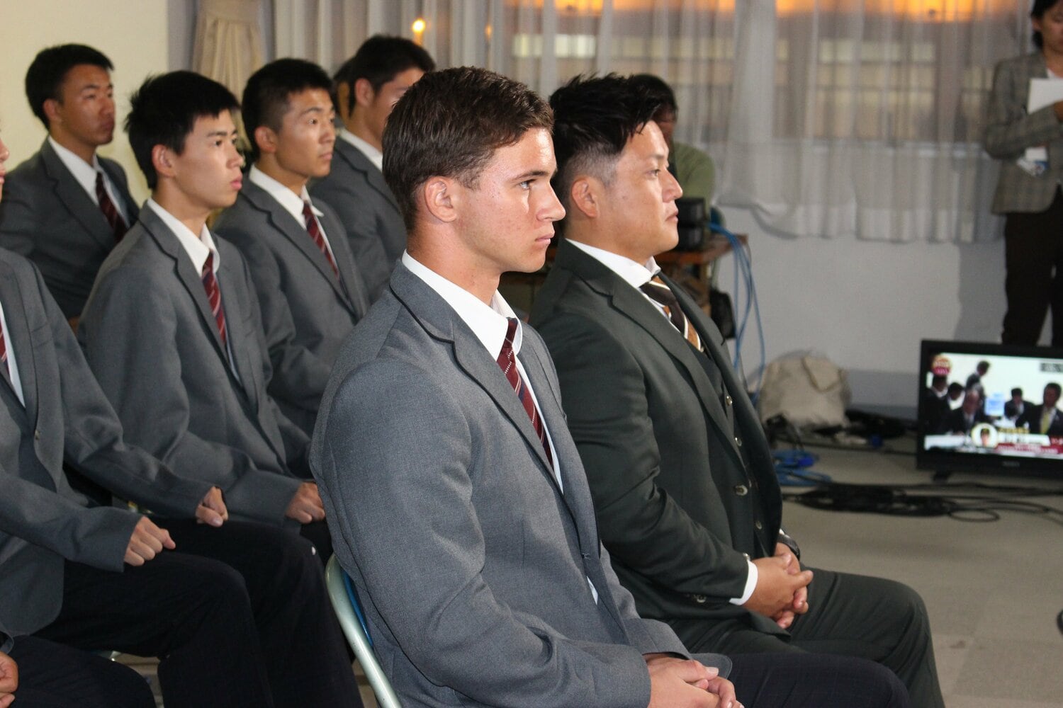 監督と並び、緊張した表情で指名を待つモイセエフ