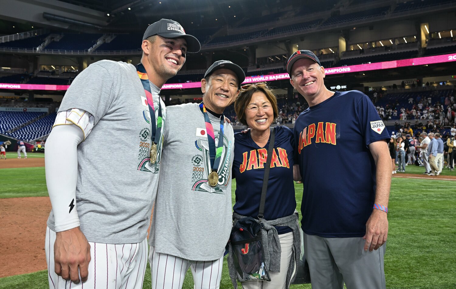 WBC優勝の喜びを分かち合うヌートバー親子と栗山英樹監督　©Getty Images