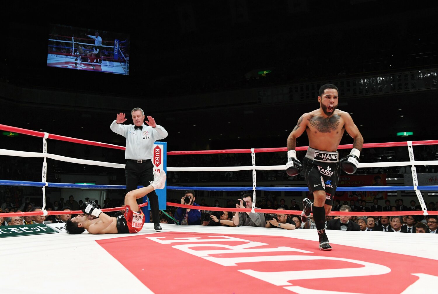 2018年3月、山中慎介にTKO勝ちを収めたルイス・ネリ。しかし、前日計量で体重超過があり、WBC世界バンタム級王座を剥奪された　©︎JIJI PRESS