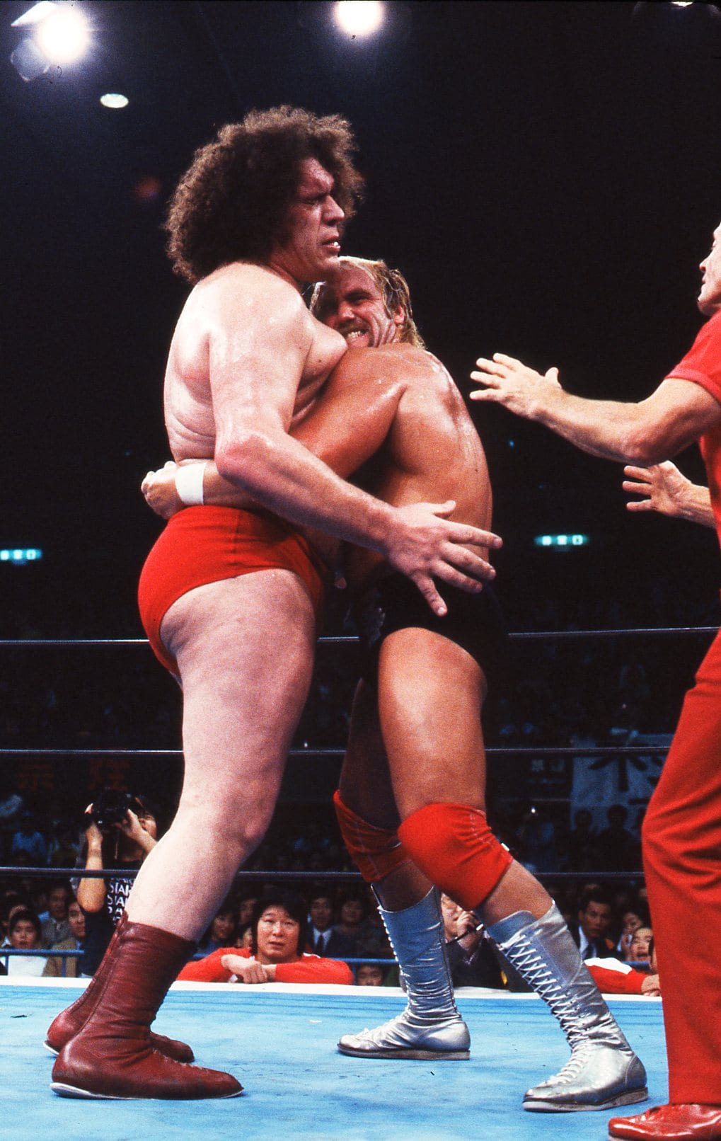 アンドレ・ザ・ジャイアントと対戦するホーガン ©AFLO