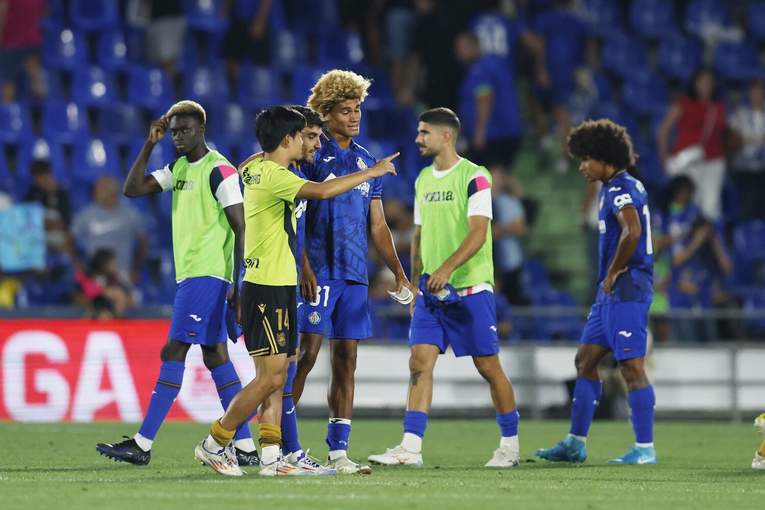 試合終了後には、元チームメイトと談笑