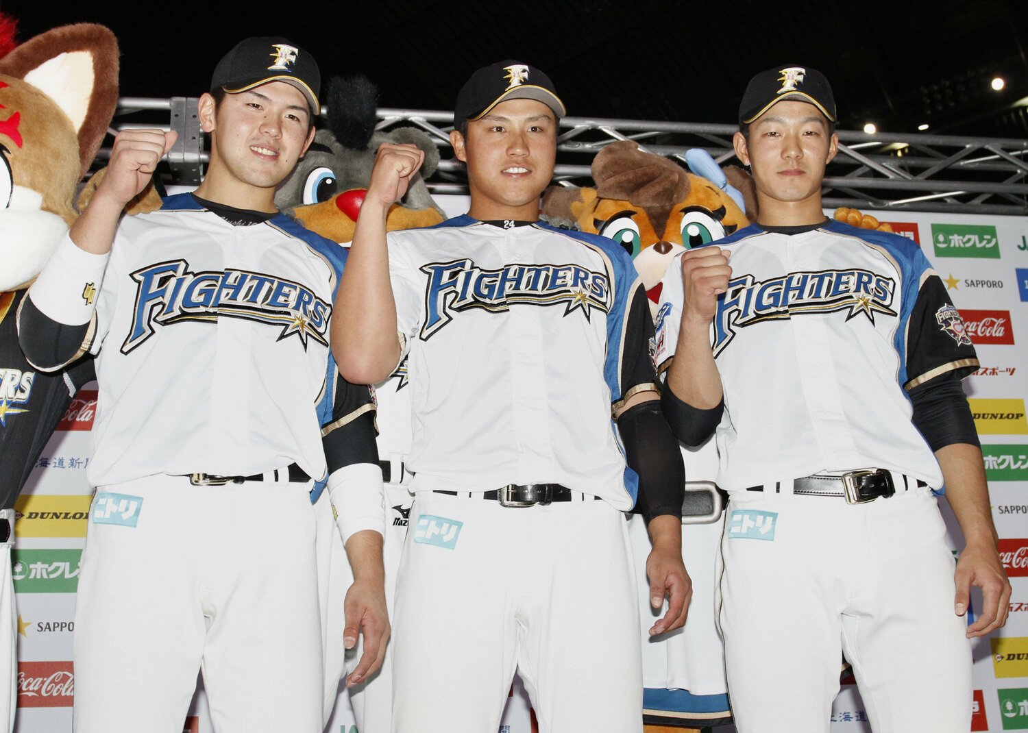 初打席初安打を放った試合後、お立ち台でポーズを取る森本さん（中央）　©KYODO