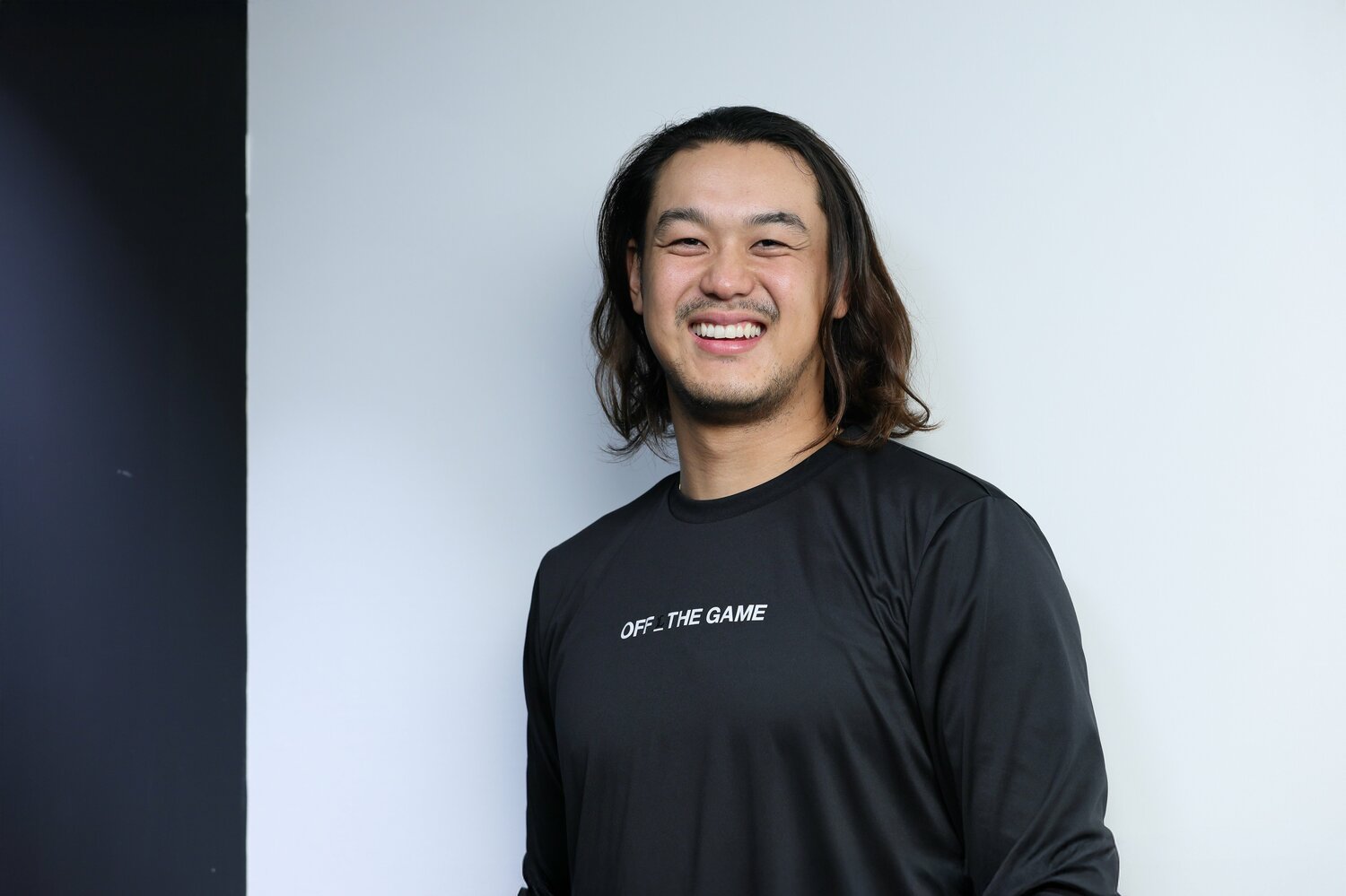 撮影時間には、やっぱりこれですよねえ、と高橋は結んでいた髪をほどいてくれた　©Shigeki Yamamoto