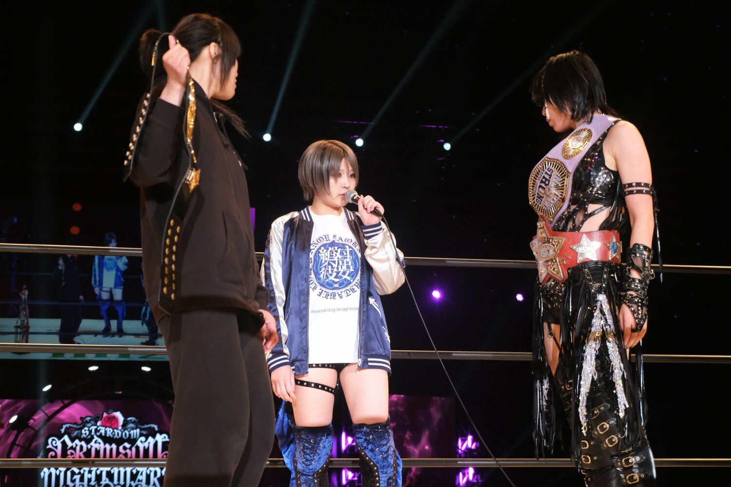 リングに上がり、上谷のワールド王座に挑戦表明した安納