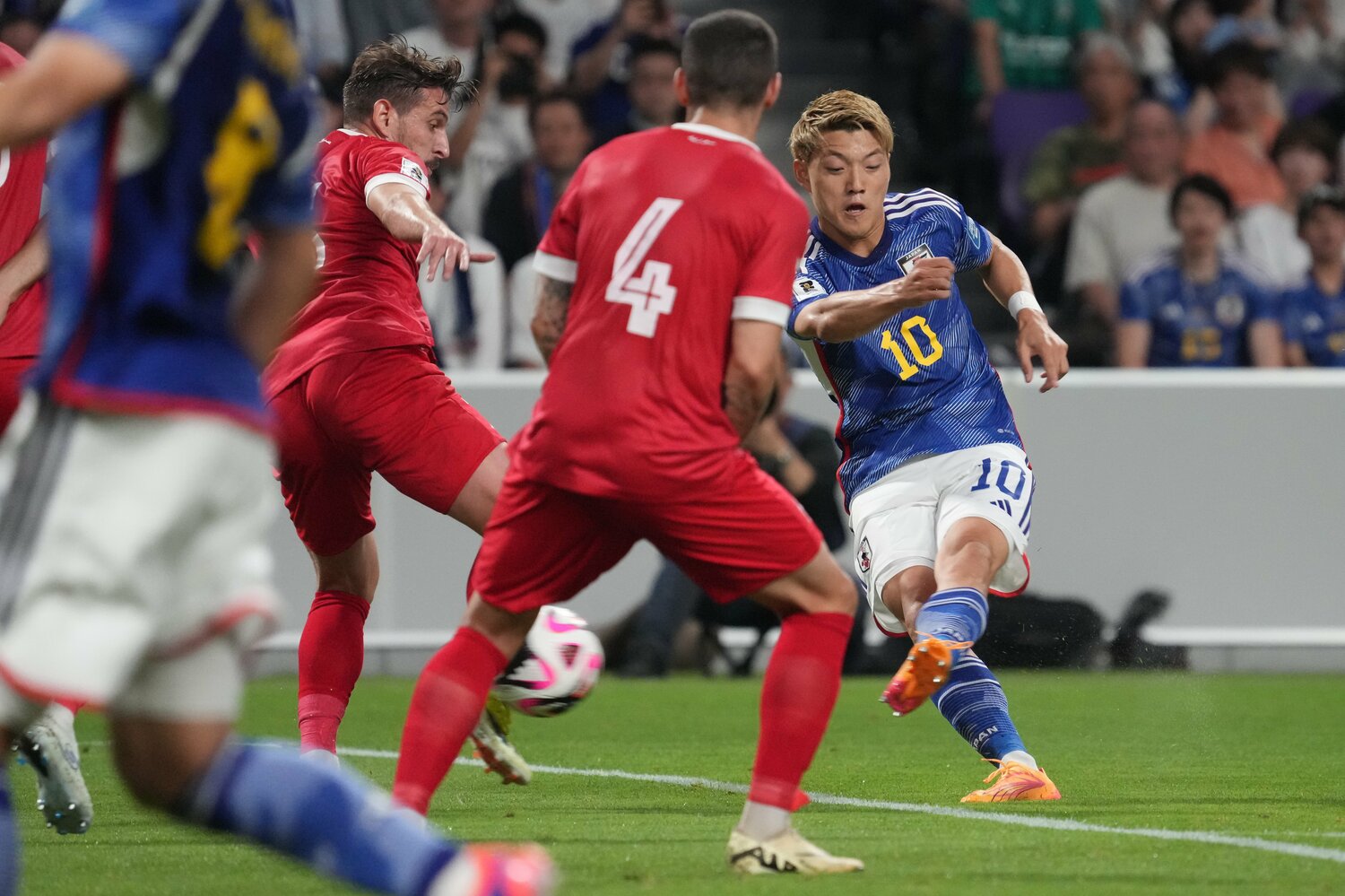 シリア戦、堂安が決めたシュート　©Etsuo Hara/Getty Images