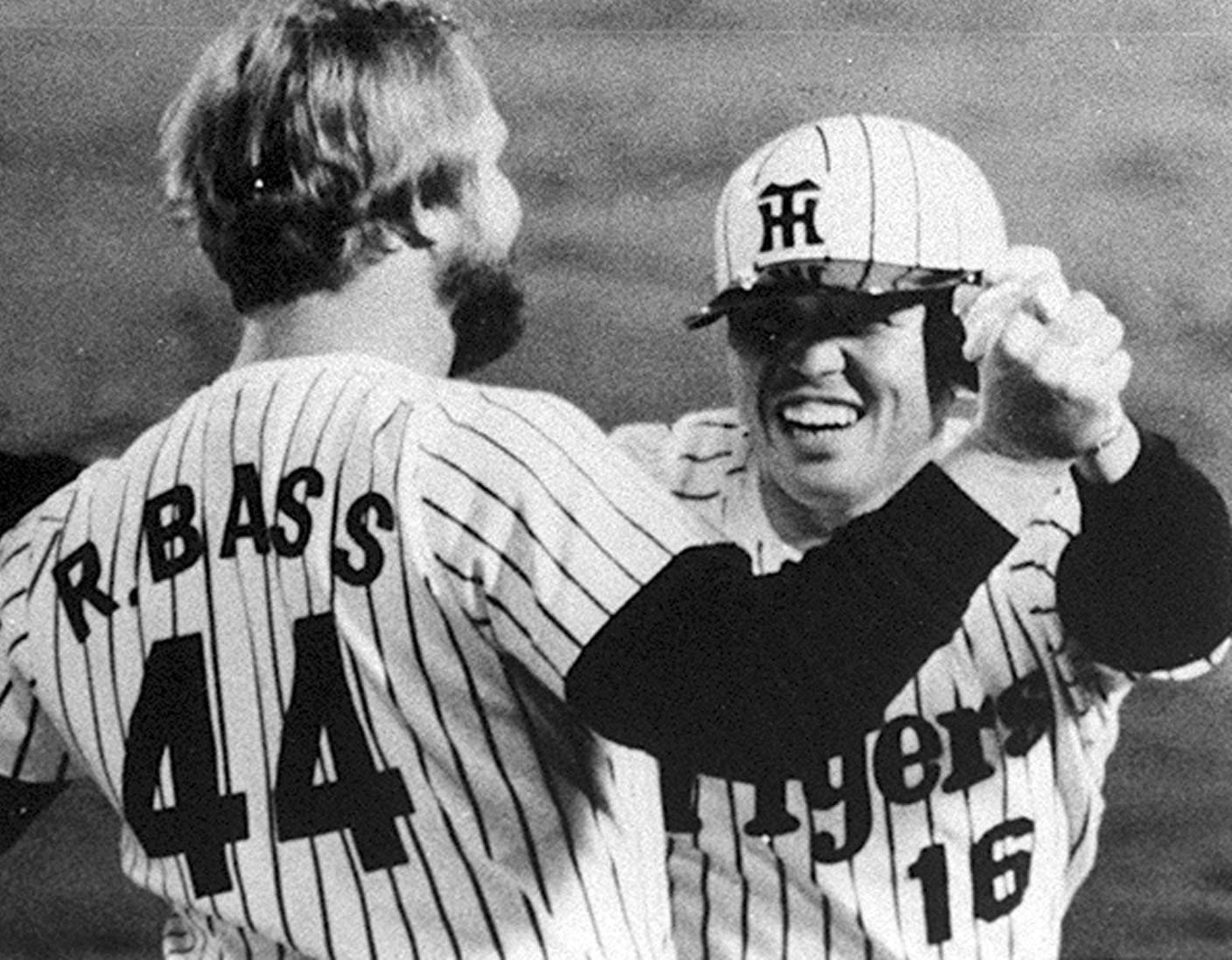 1985年、阪神クリーンナップによるバックスクリーン3連発でホームランを打った岡田を出迎えるバース　©︎KYODO