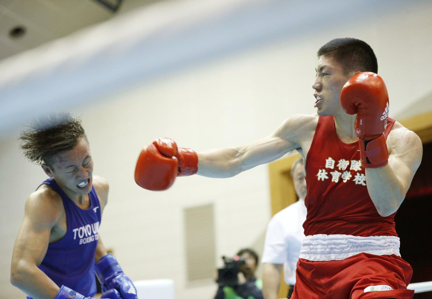 全日本ボクシング決勝で敗戦を喫した（右）今永虎雅（2019年）©︎KYODO