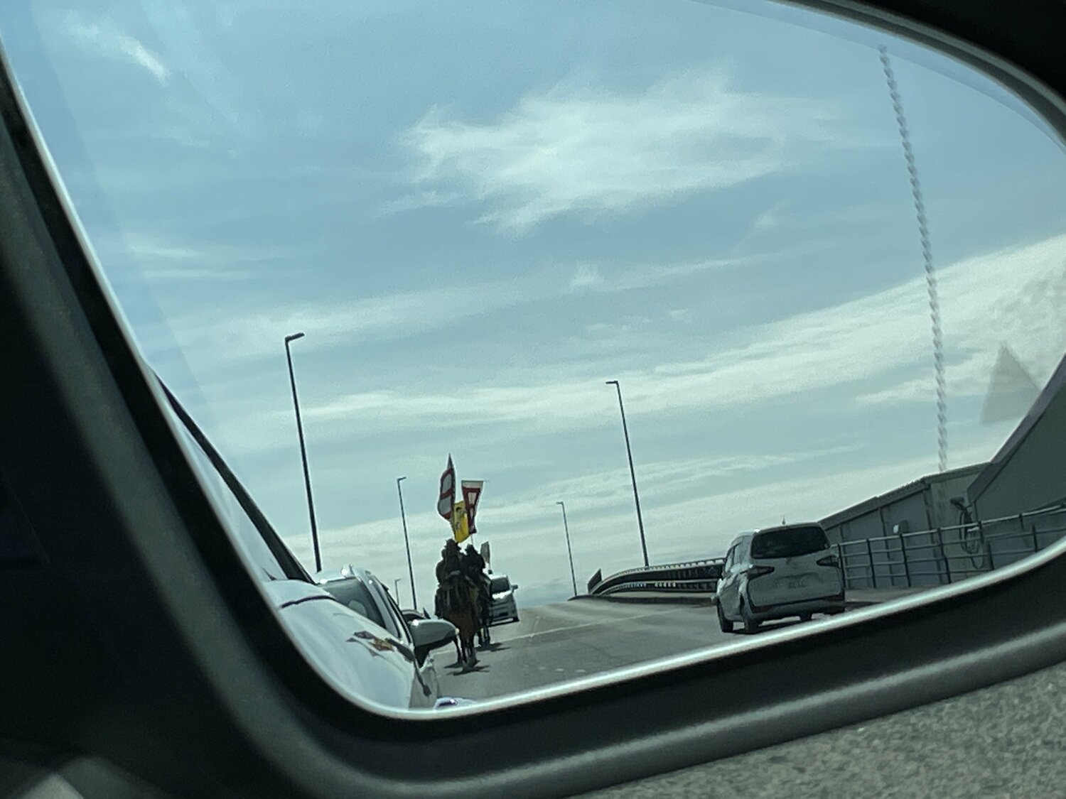 ドアミラーに映った騎馬武者の一団。相馬地方では、馬と人とが近い距離で生活している