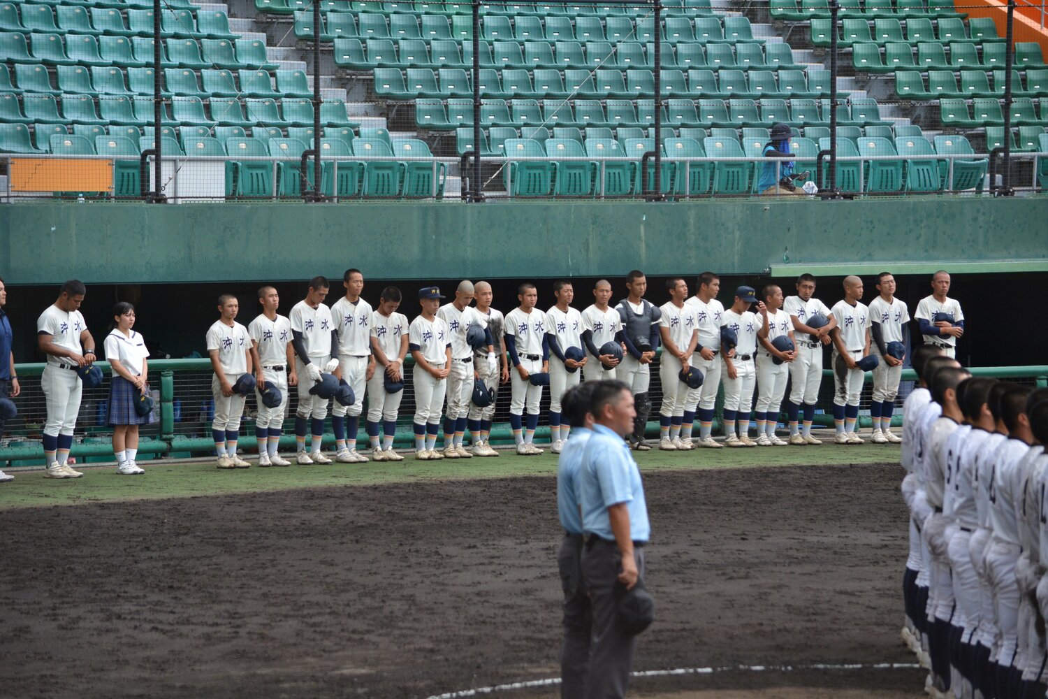 2025年夏の県大会。3回戦で興南に敗れ、悔しがる沖縄水産の選手たち　©Takarin Matsunaga