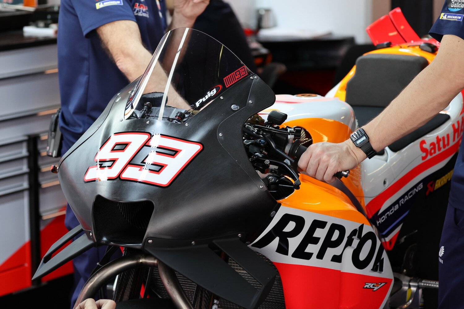 ライダーのリクエストにより、リベット留めの急ごしらえでカウルが急遽拡大された　©Satosi Endo