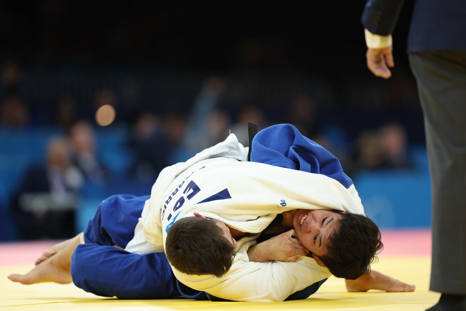 永山竜樹に袖車絞めをしかけるガリゴス。「待て」のあとも6秒ほど締め続けた　©JMPA