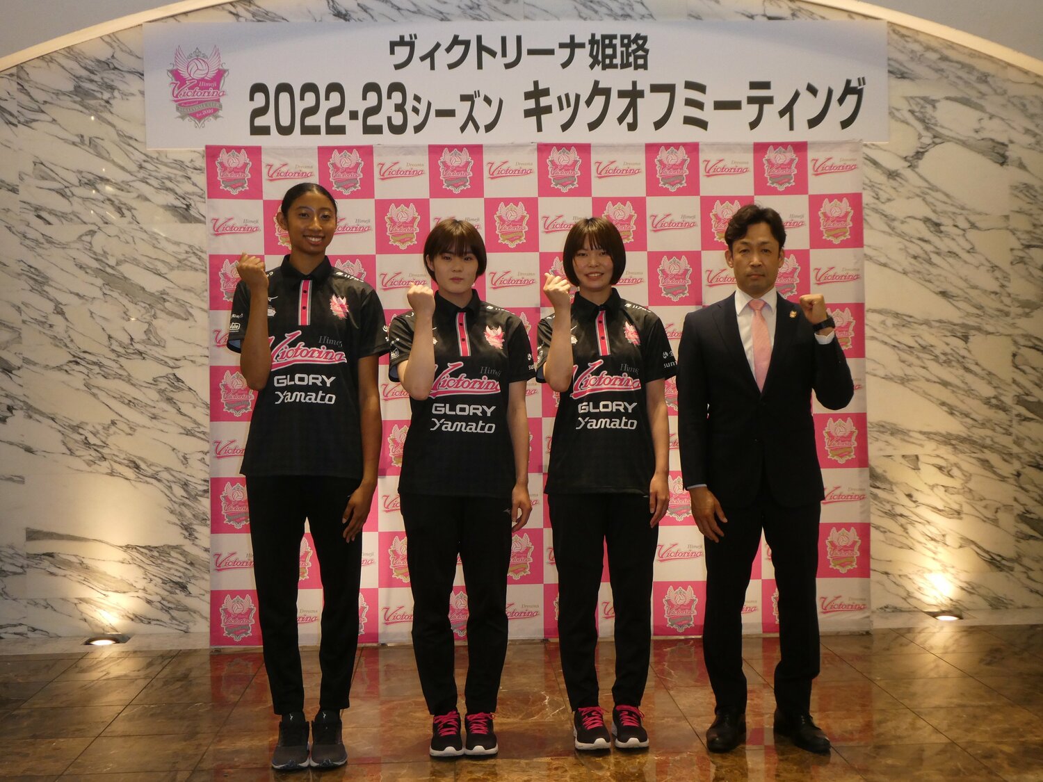 V1ヴィクトリーナ姫路のキックオフミーティングに出席した宮部（左）ら新加入選手。安保監督（右）も期待を寄せる　©Noriko Yonemushi