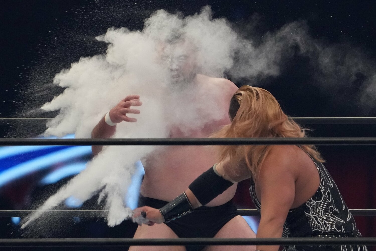 ウルフアロンがEVILの目つぶしをまともに受けた瞬間 ©Masashi Hara