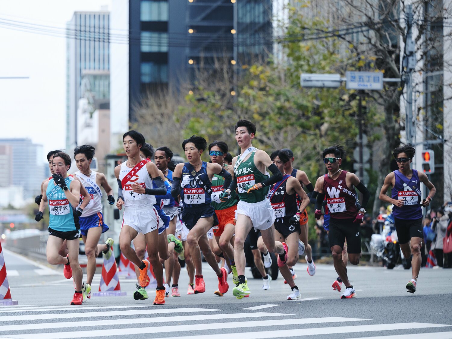 1区を走った主将の高槻（中央）　©Yuki Suenaga