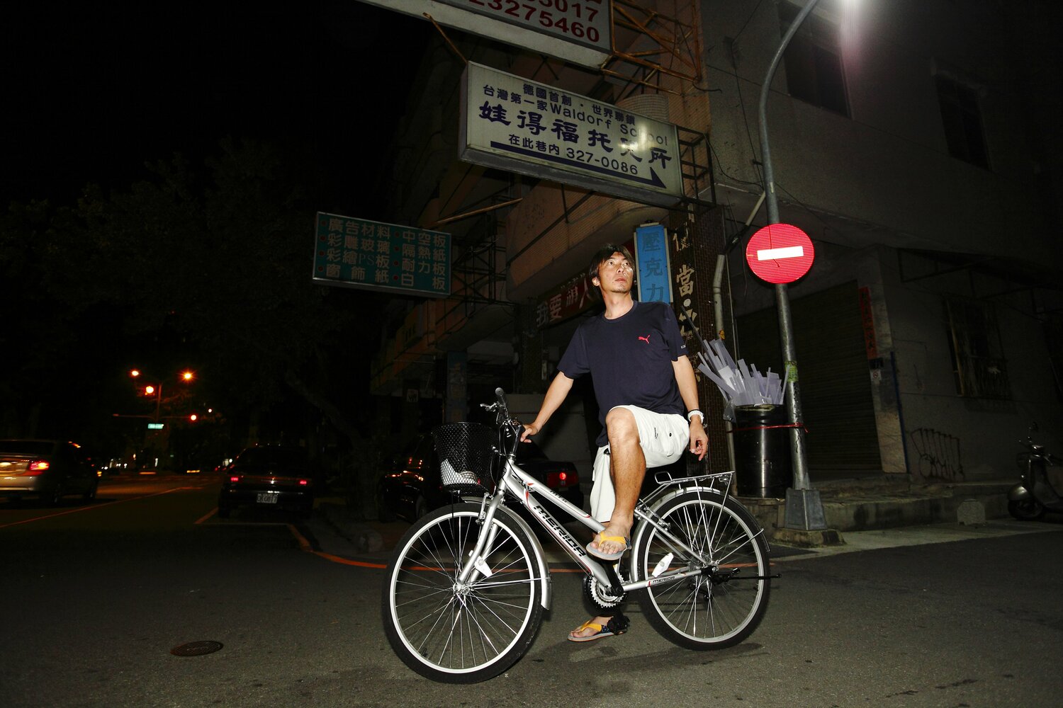 台湾時代、自転車に乗る高津　©BUNGEISHUNJU