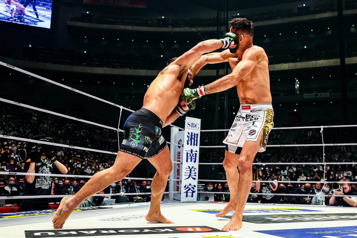 パトリシオ・ピットブルの強烈なパンチを被弾するクレベル・コイケ　©RIZIN FF Susumu Nagao