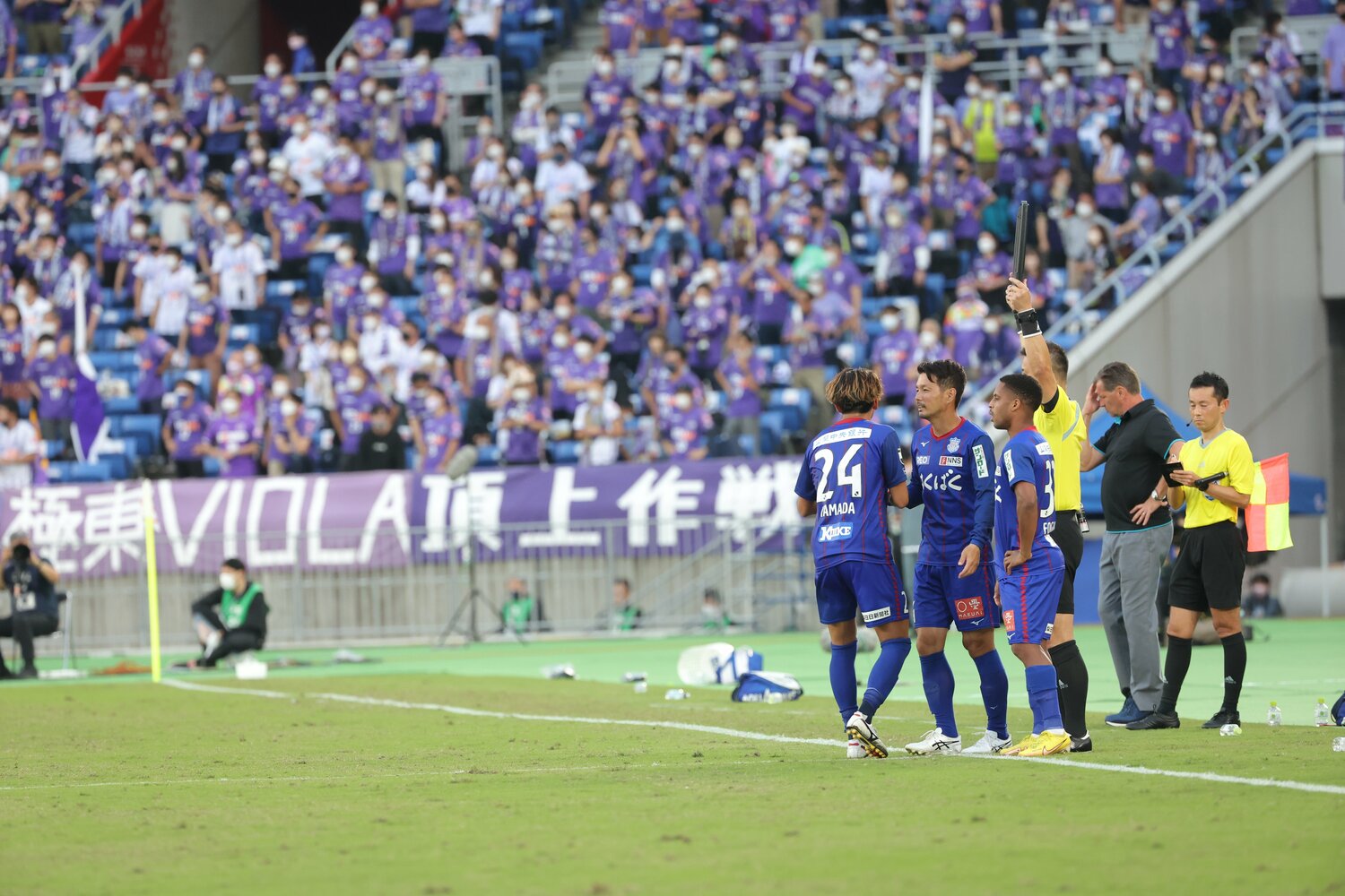 天皇杯決勝の延長後半、山本英臣とフォゲッチが浦上仁騎と山田陸に代わって投入された　©2022VFK
