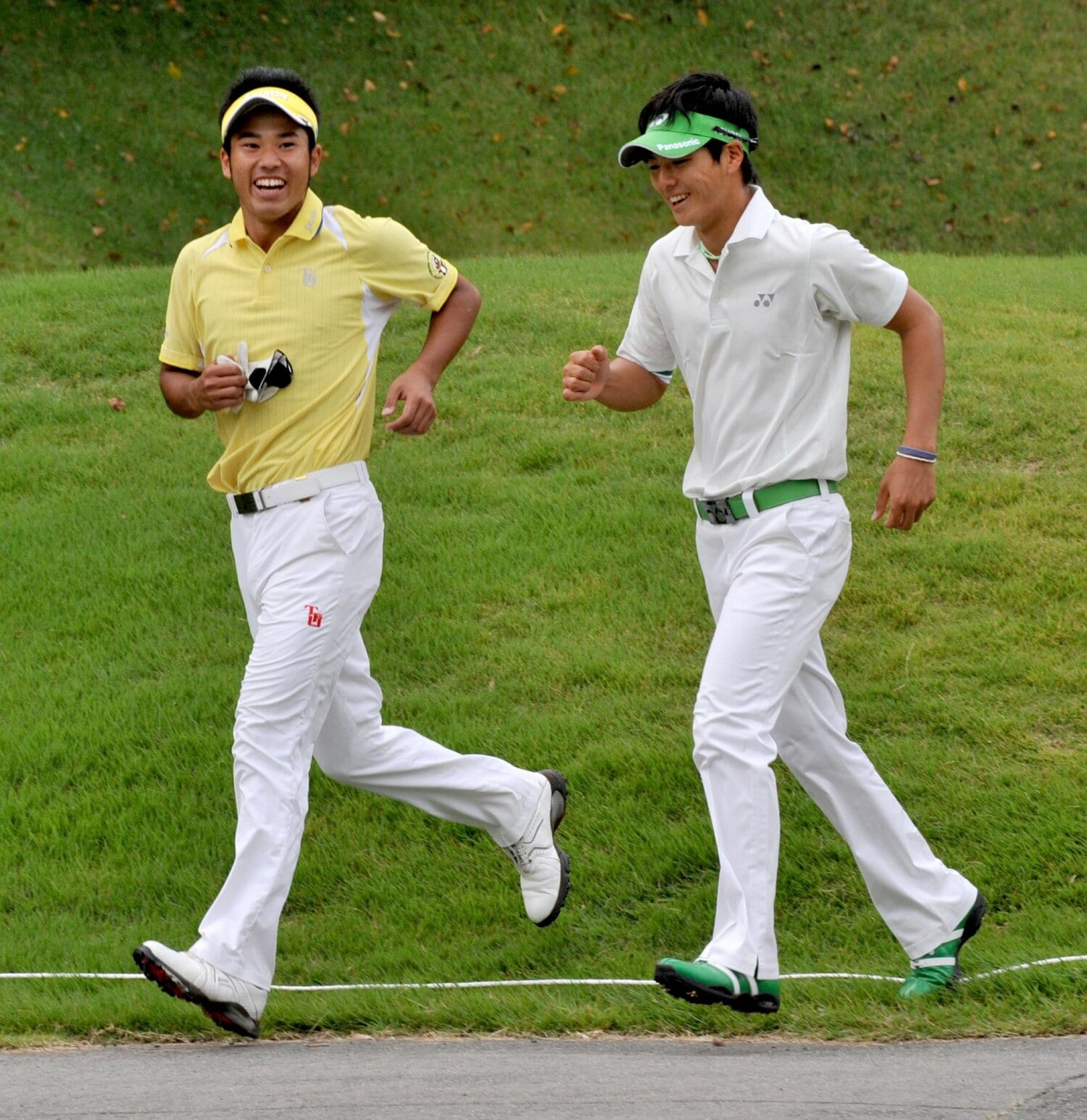 2010年日本オープンにて。ラウンド間、小走りする松山英樹と石川遼（当時19歳）©︎Sankei Shimbun