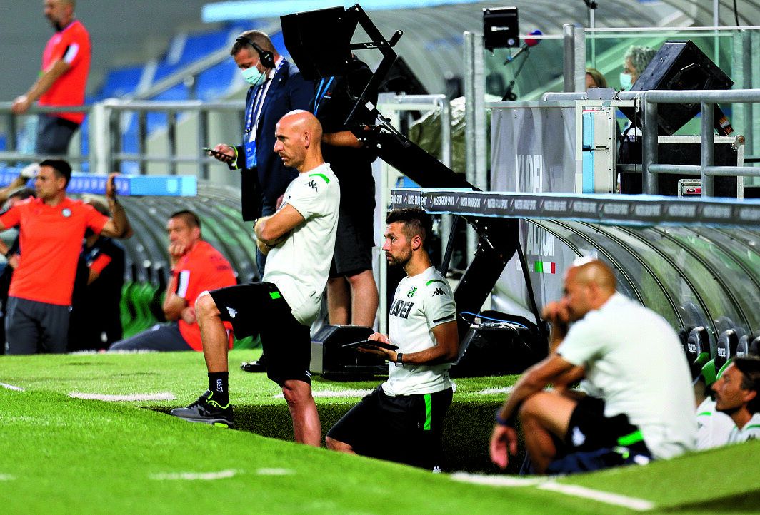 昨シーズンまでサッスオーロを率いたロベルト・デ・ゼルビ（中央）は、試合中タブレットを手放さなかった